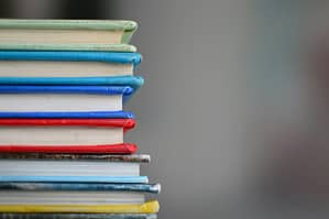 Стопка красочных книг